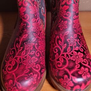 Socofy Elegant Floral Ankle Boots in Red and Black